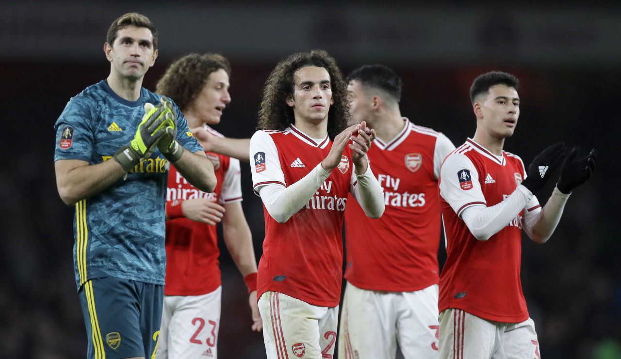 球飞过人墙 球飞过人墙